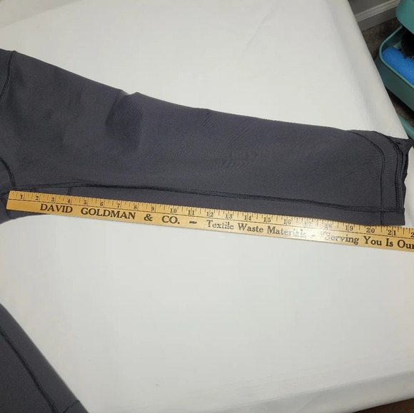 Lululemon True Self Crop II - Black sz 4 - Picture 6 of 8